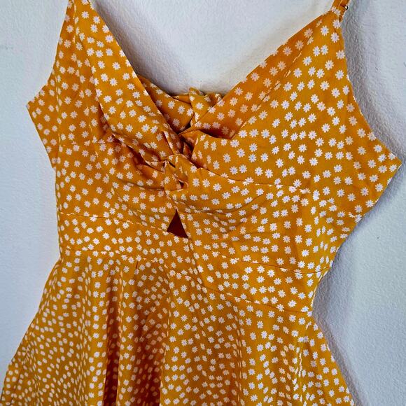 Size L – Yellow & White Floral Keyhole Mini Dress - Picture 2 of 4